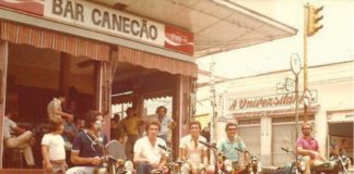 Na mesa de um bar